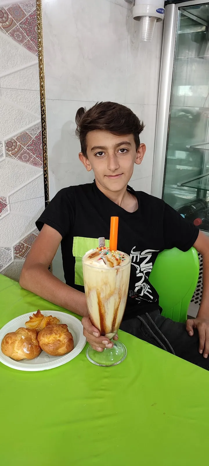 کافه بستنی هلسی، تصویر ۲