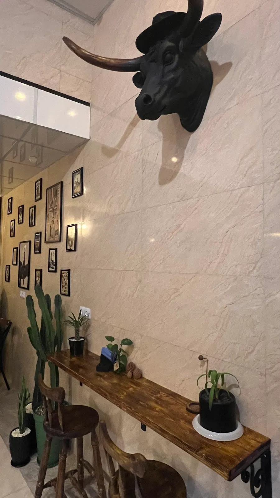 کافه کابوی، تصویر ۳