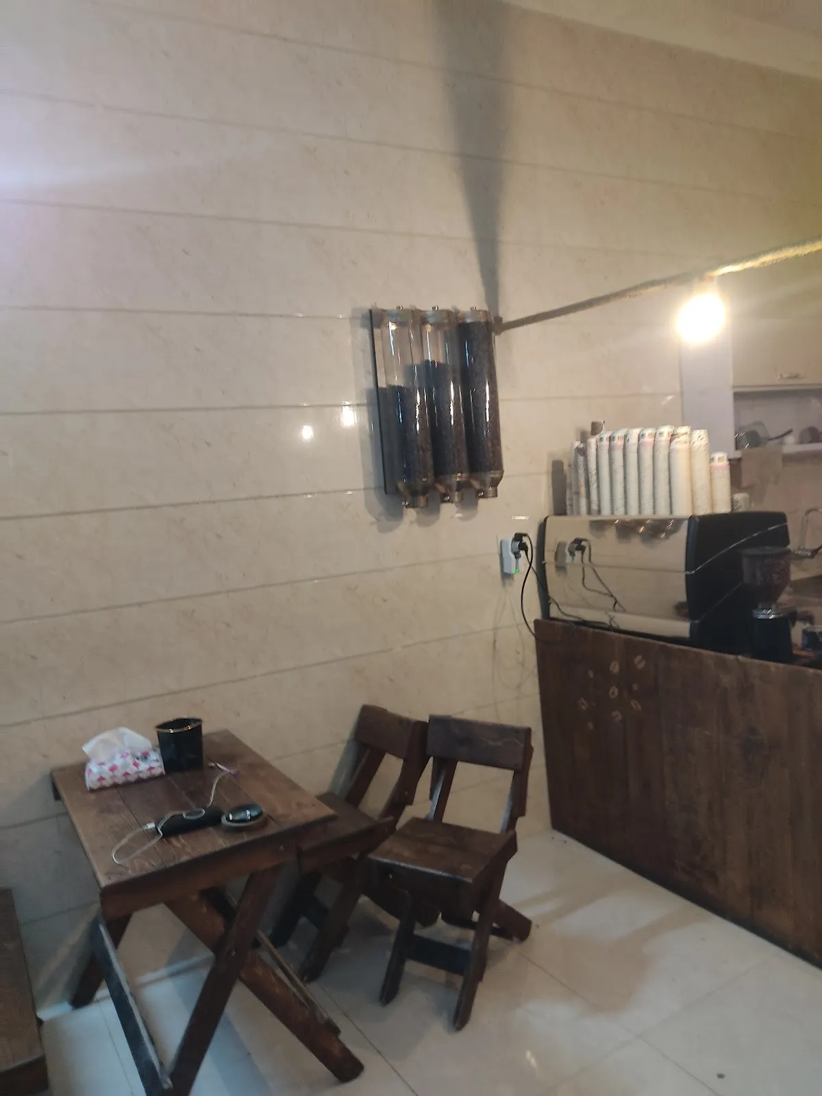 کافه قهوه تلخ، تصویر ۲