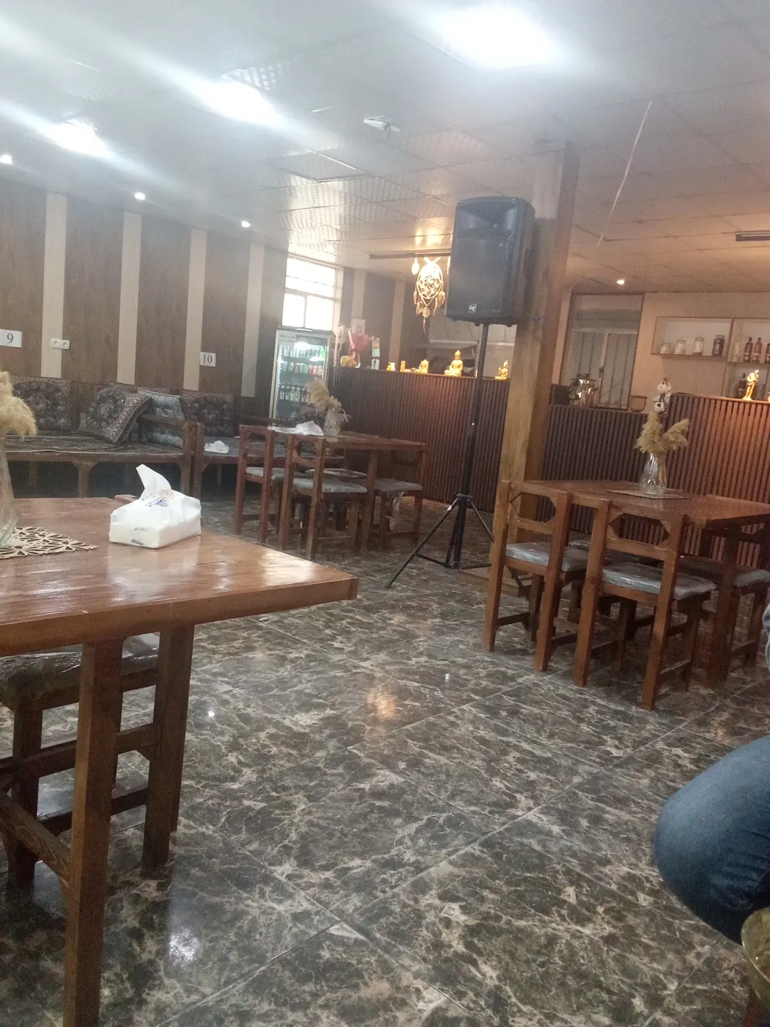 کافه رستوران دو قلوها، تصویر ۲