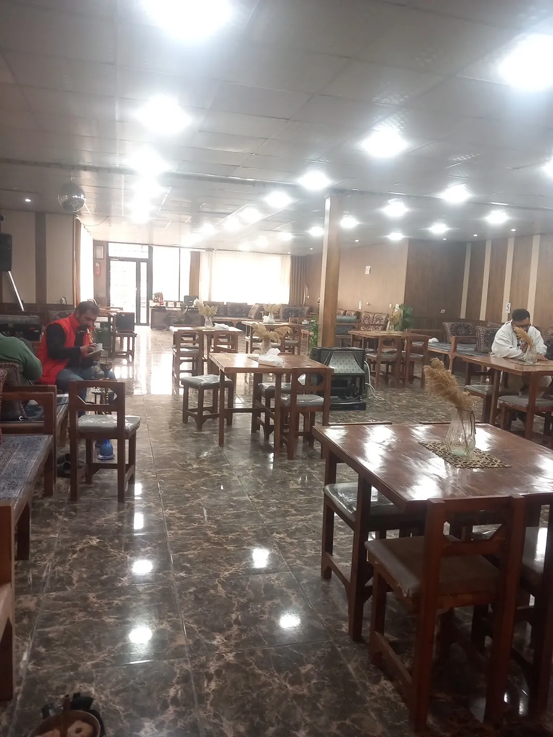 کافه رستوران دو قلوها، تصویر ۴