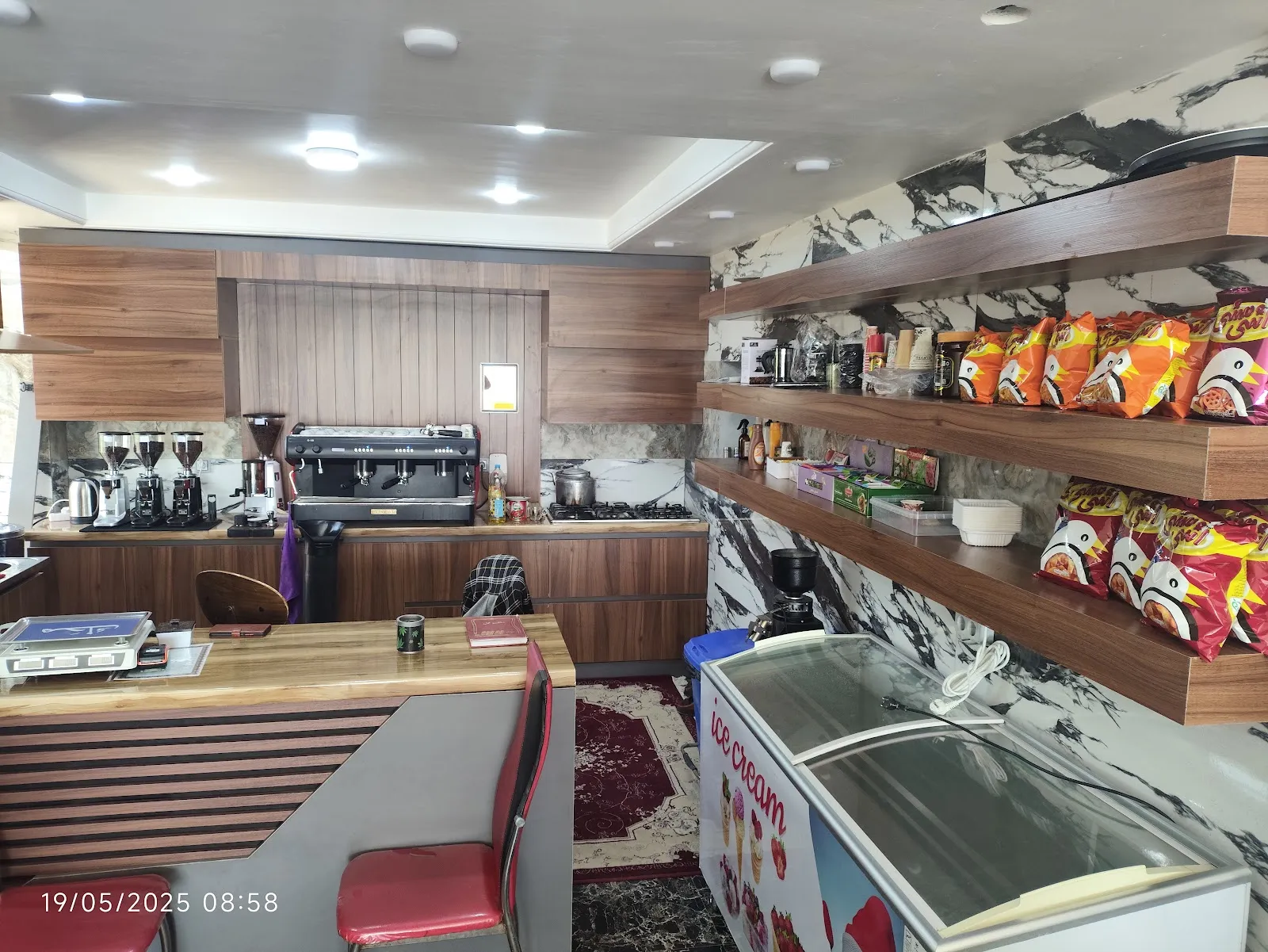 کافه رستوران کیهان، تصویر ۳