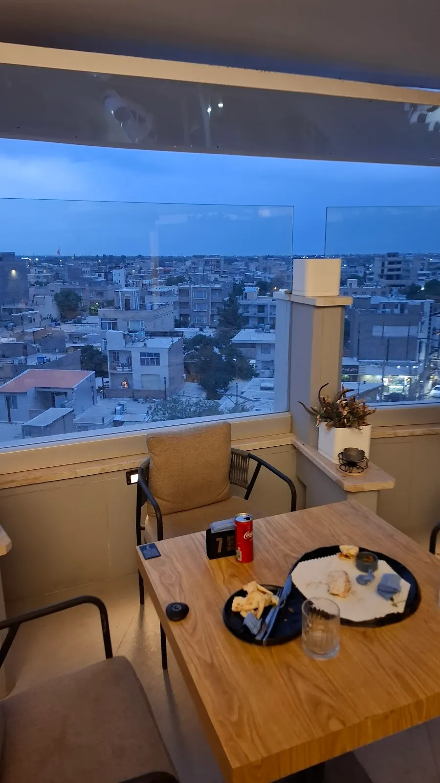 کافه دارچین، تصویر ۳