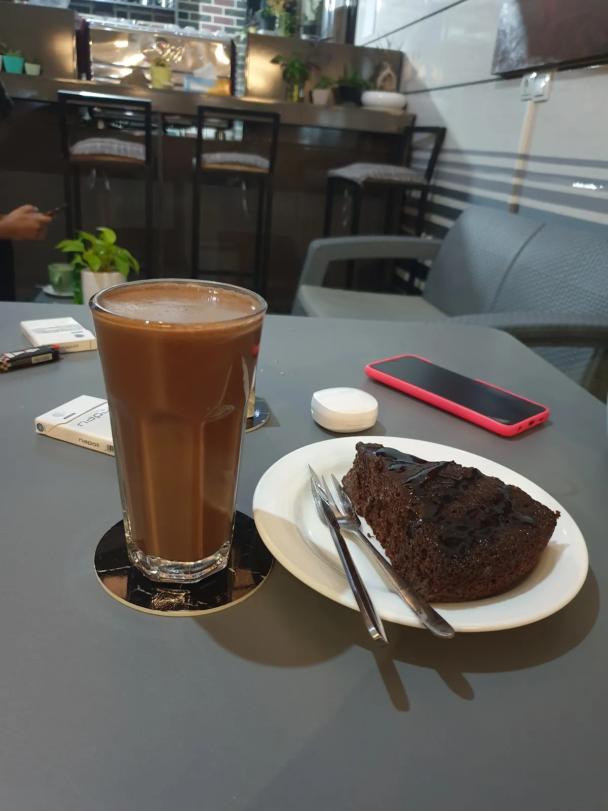 کافه دارما، تصویر ۲