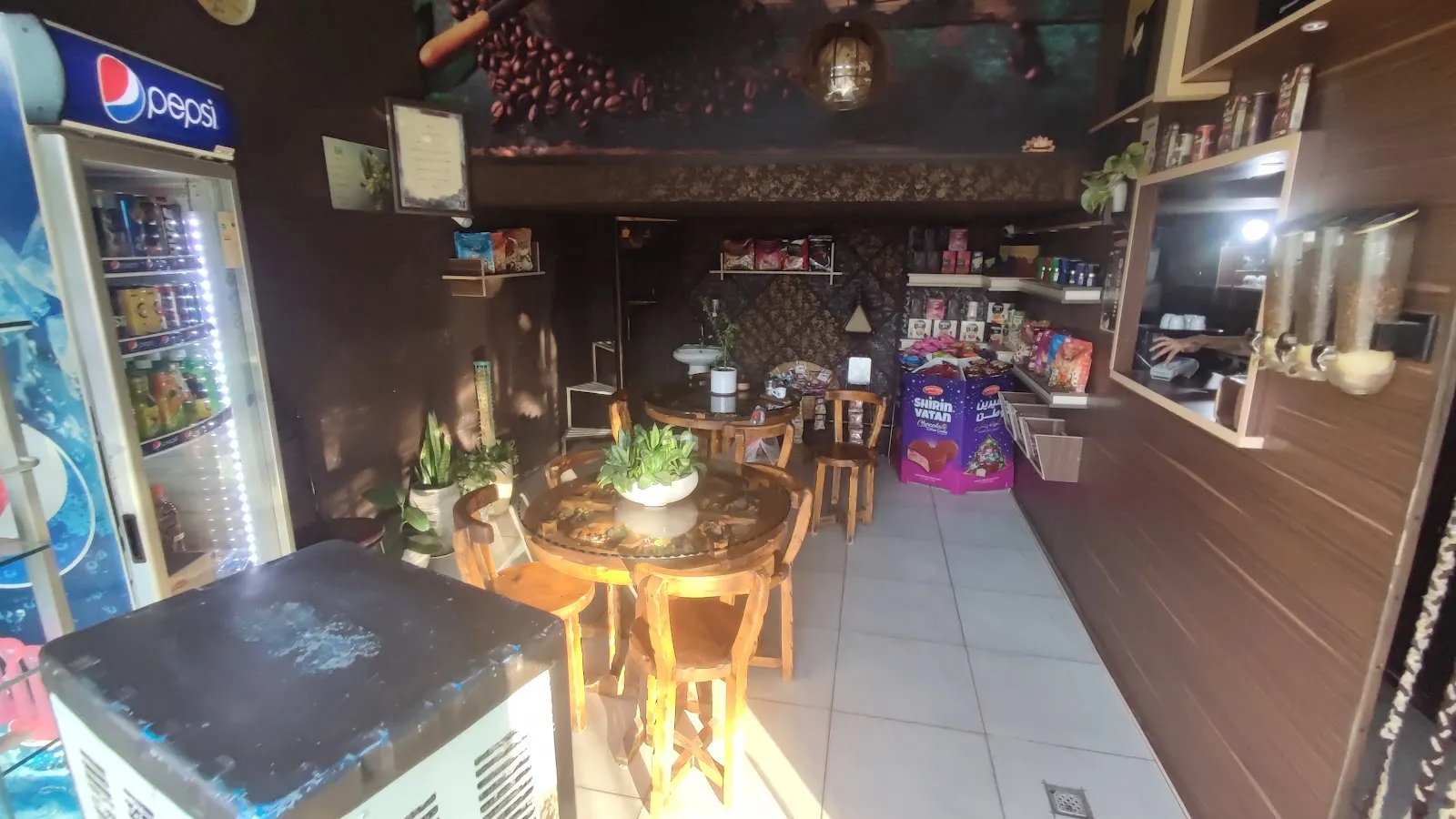 کافه طاووس، تصویر ۲