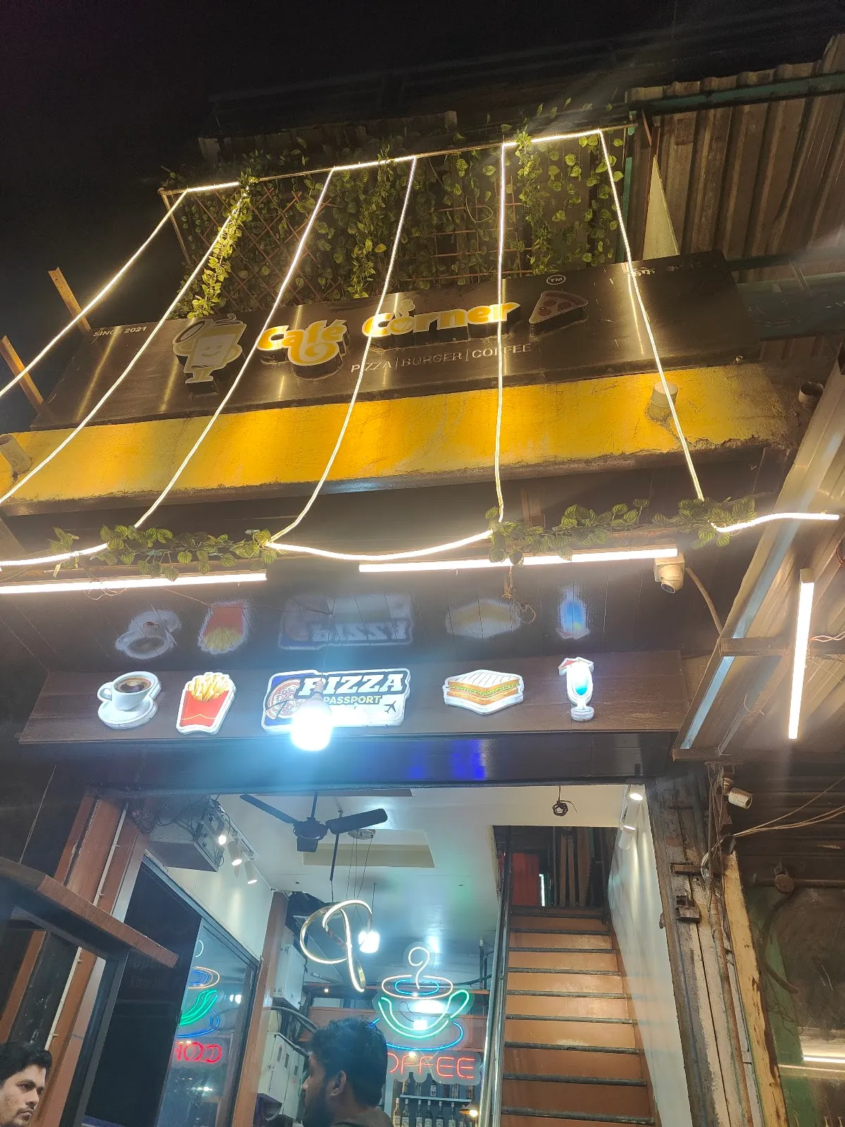 کافه کورنر، تصویر ۴