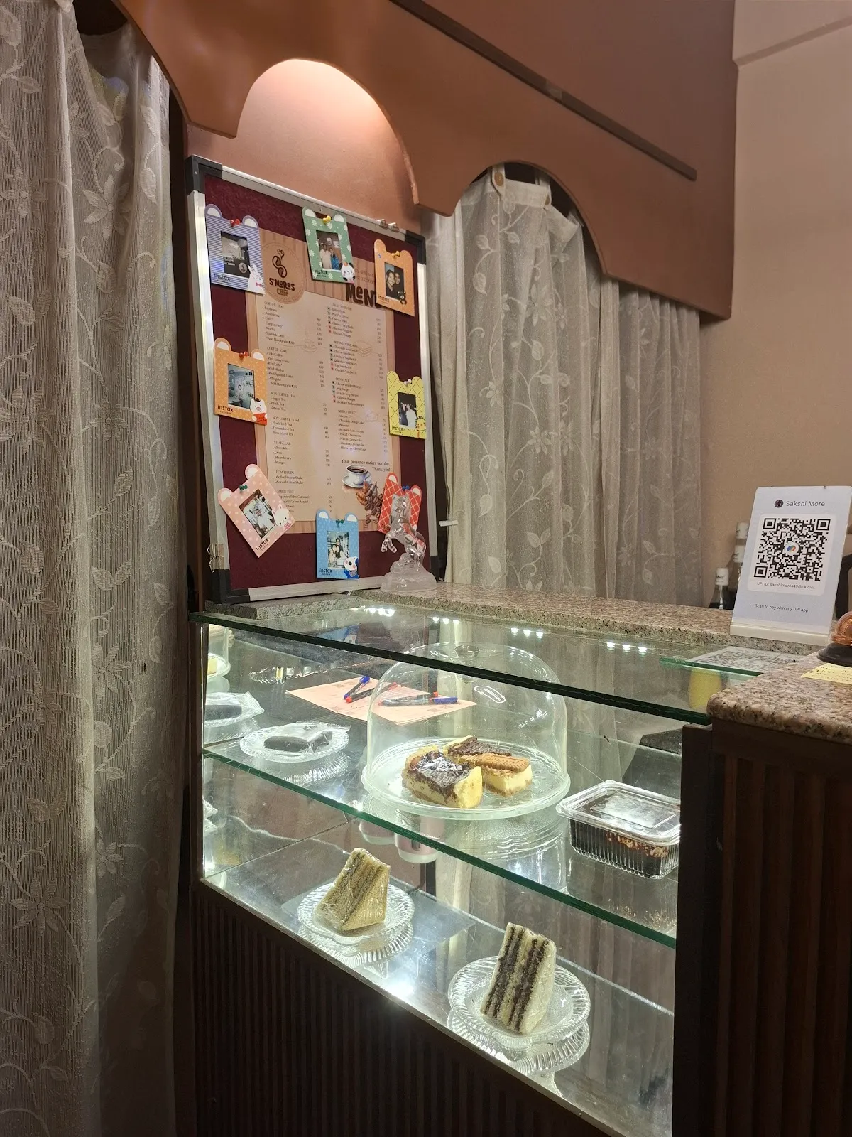 کافه اس‌مورز، تصویر ۲