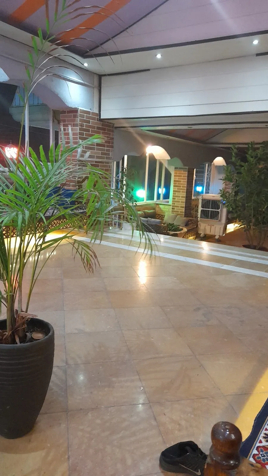 کافه اوکی، تصویر ۲