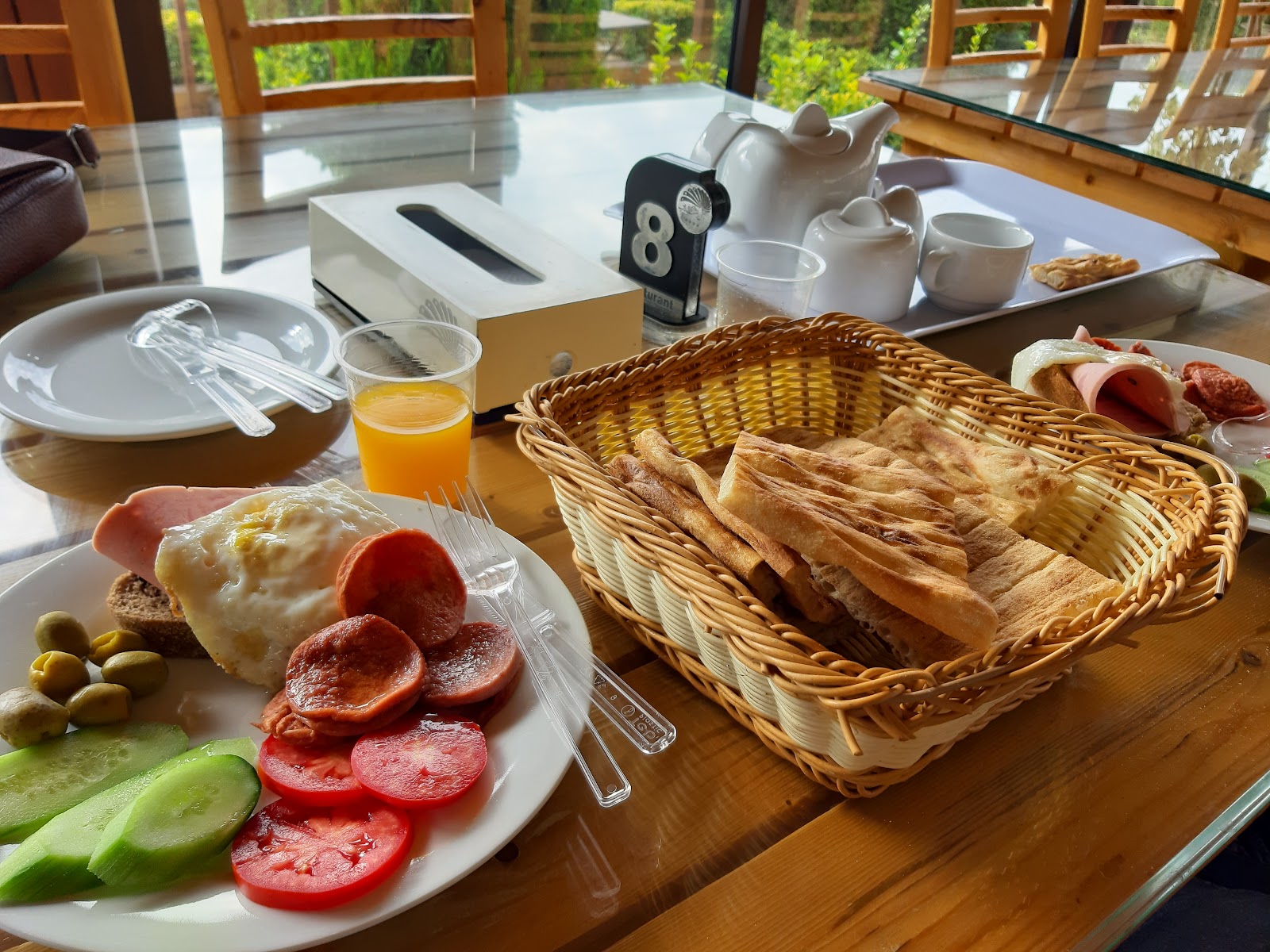 هتل بهشت تالاب، تصویر ۲