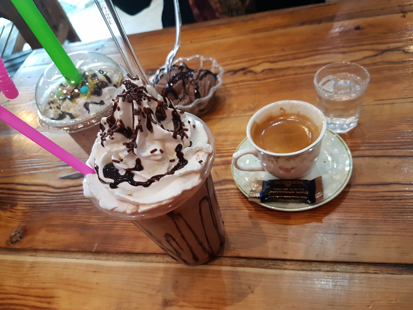 کافه بستنی حاج عمو، تصویر ۵