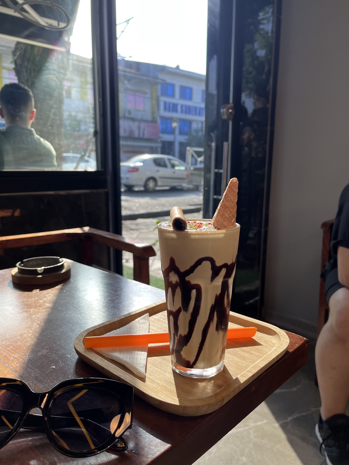 مون کافه، تصویر ۶