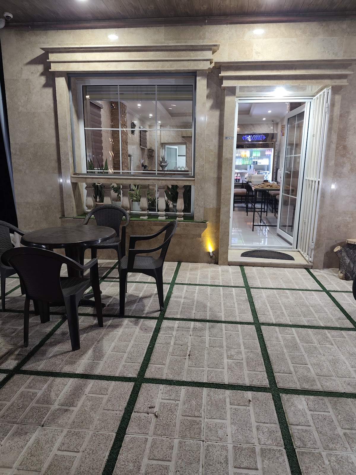 کافه معین، تصویر ۲