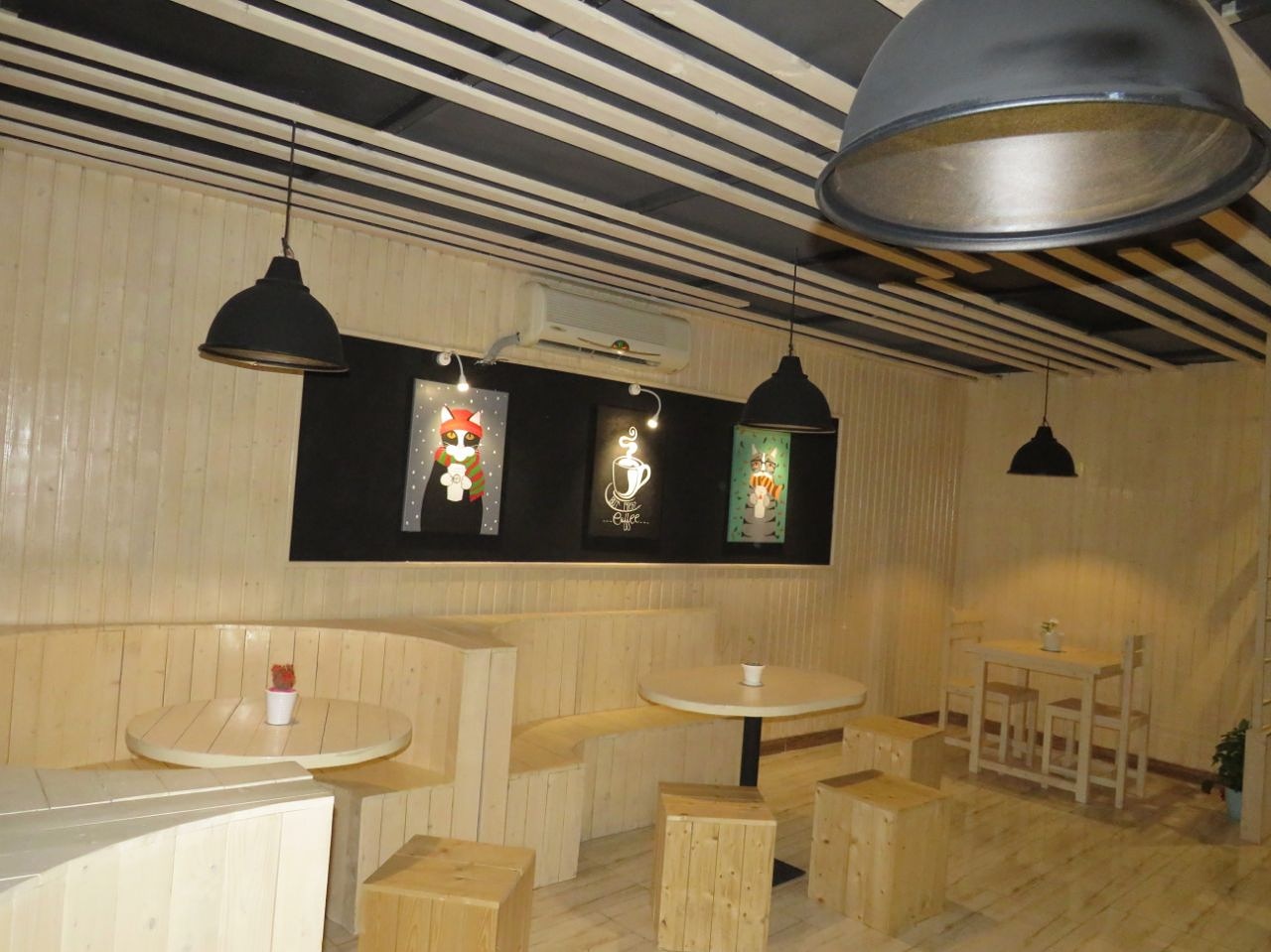 کافه رشت 46، تصویر ۲
