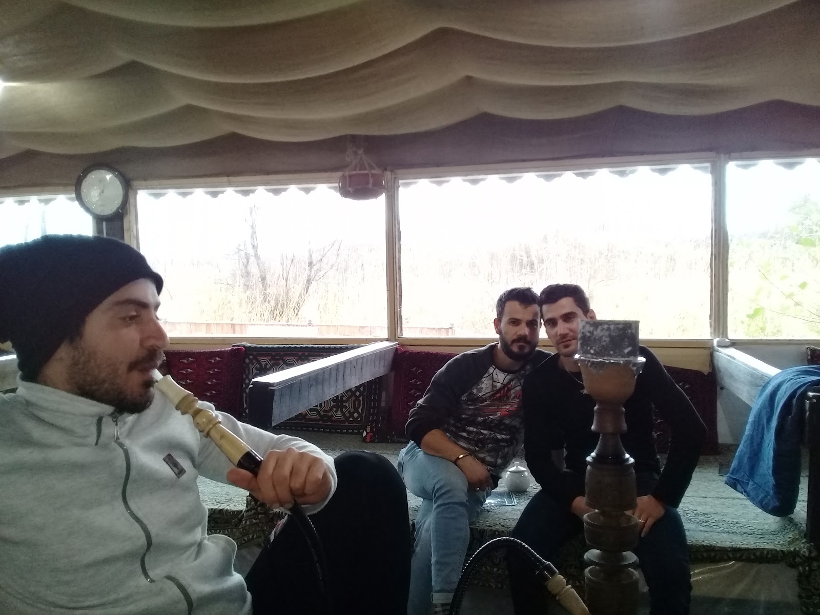 کافه رودخونه، تصویر ۴