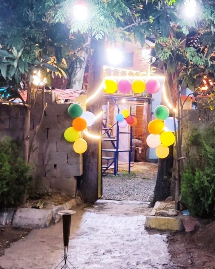 کافه اردیبهشت، تصویر ۲