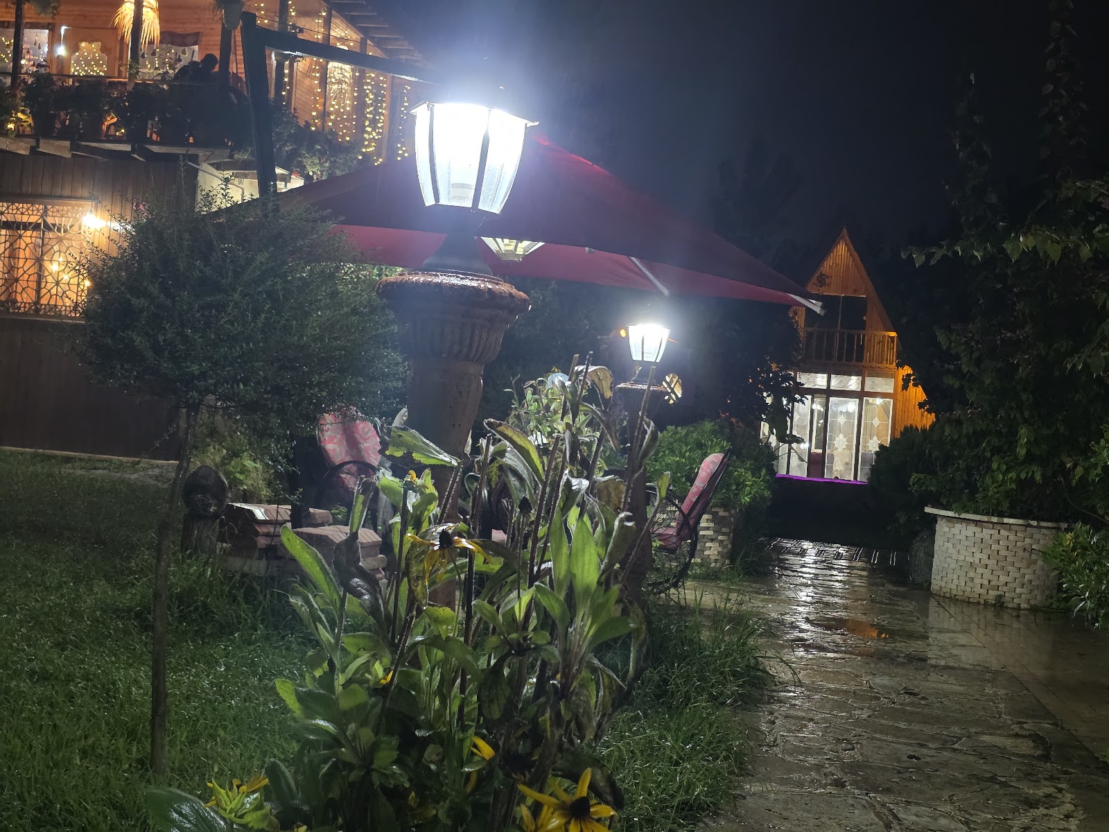کافه راتینس، تصویر ۸