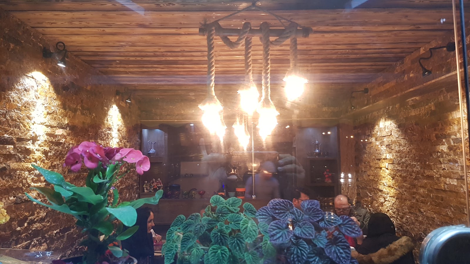 کافه دارچین، تصویر ۲