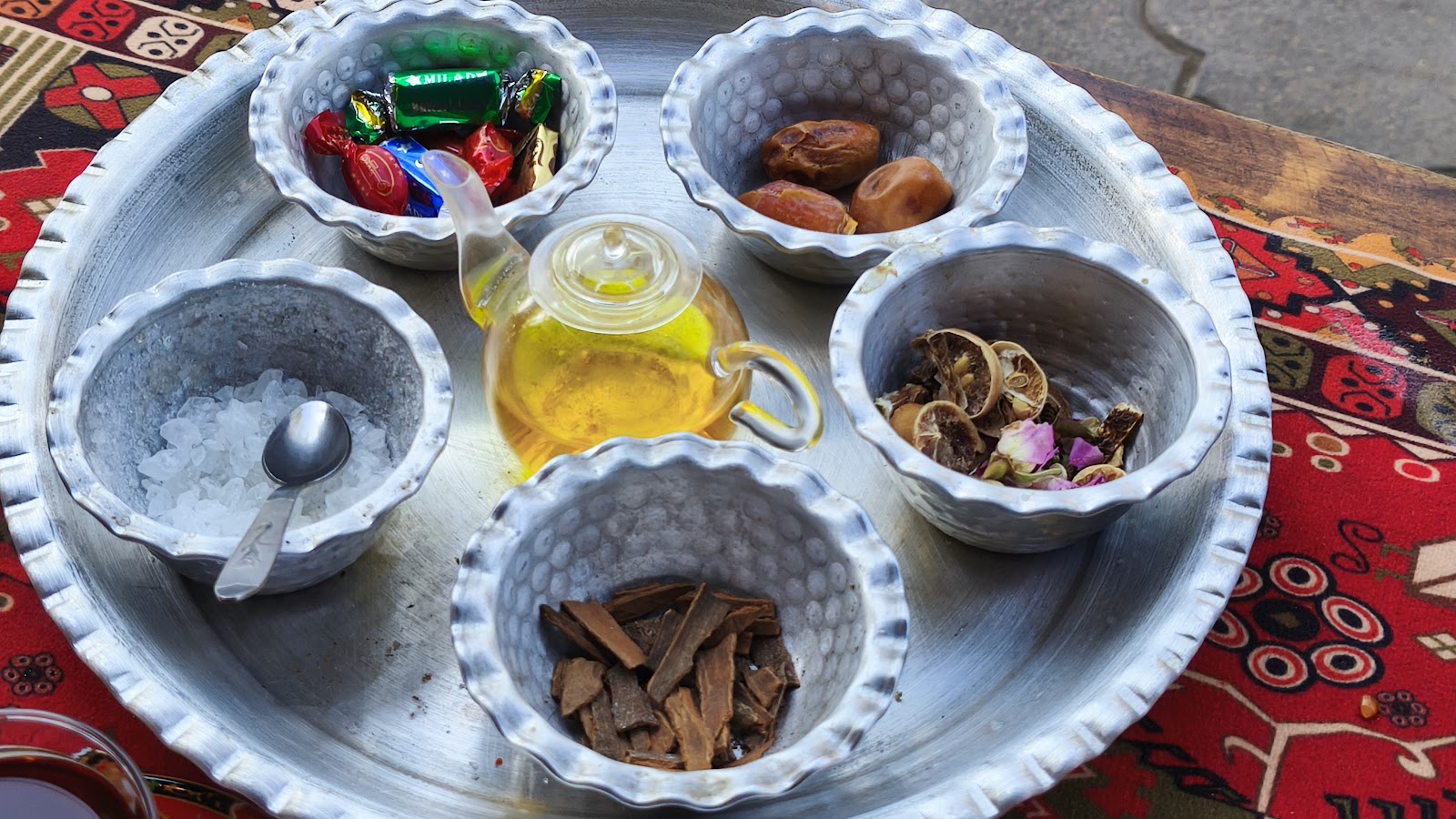 کافه گلچای، تصویر ۲