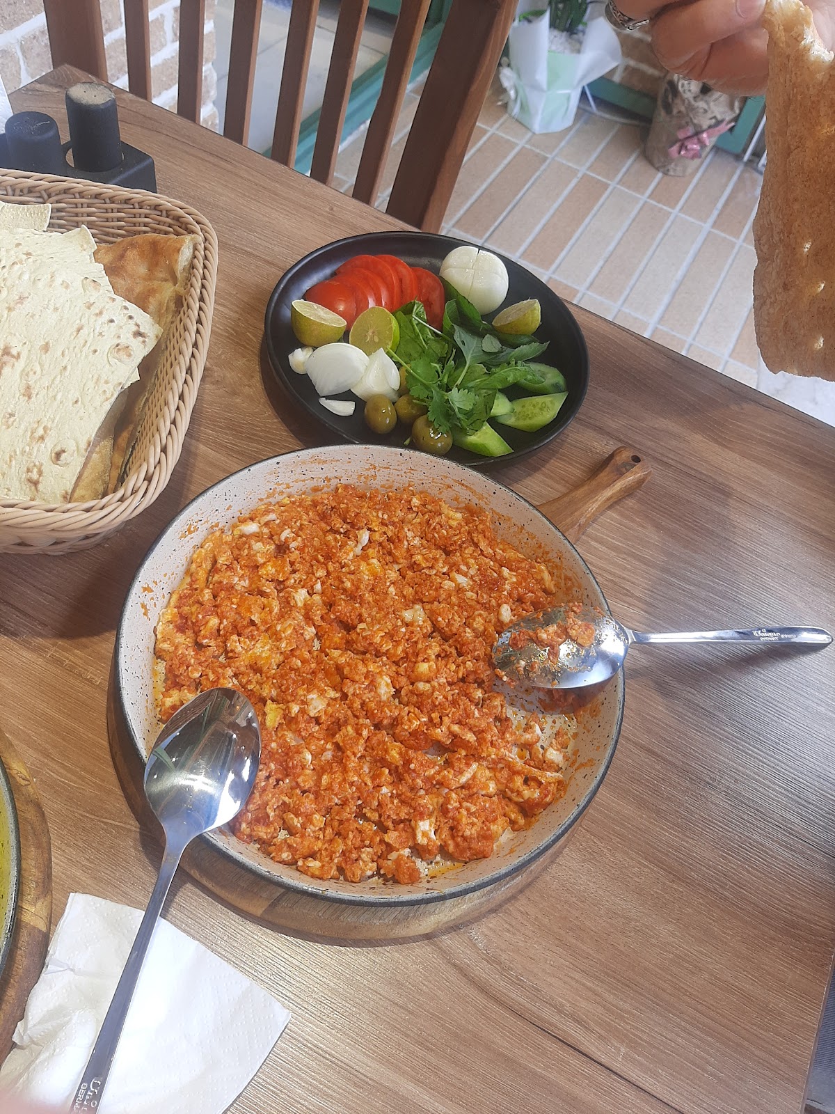 کافه صبحانه رستگار، تصویر ۳