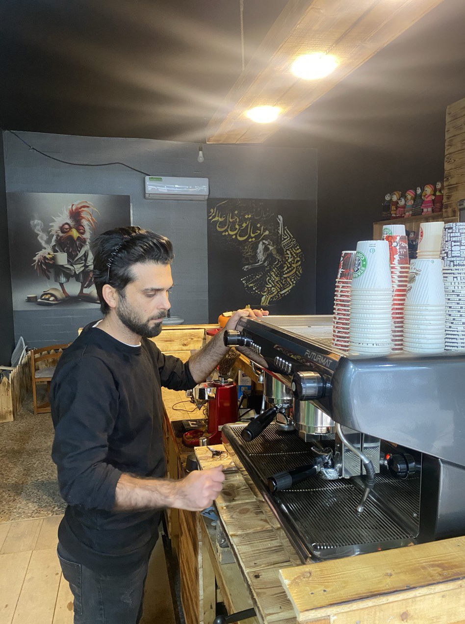 کافه مازو، تصویر ۲