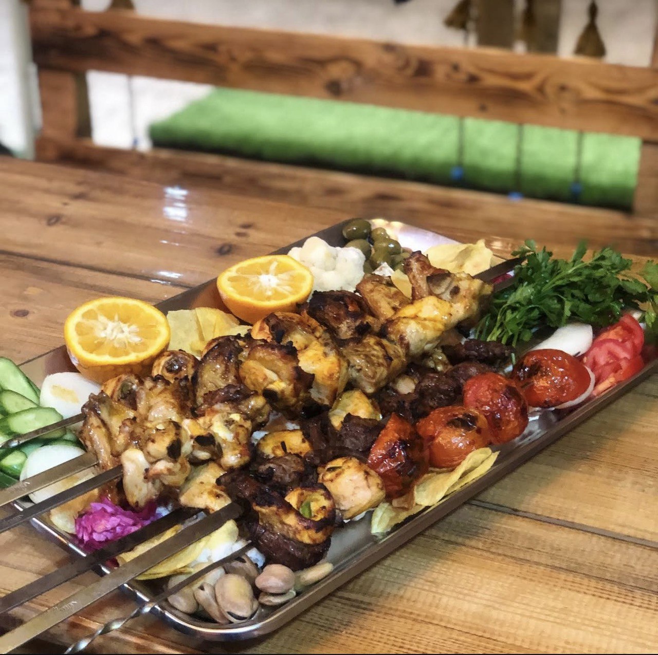 کافه رستوران عمو اکبر، تصویر ۲