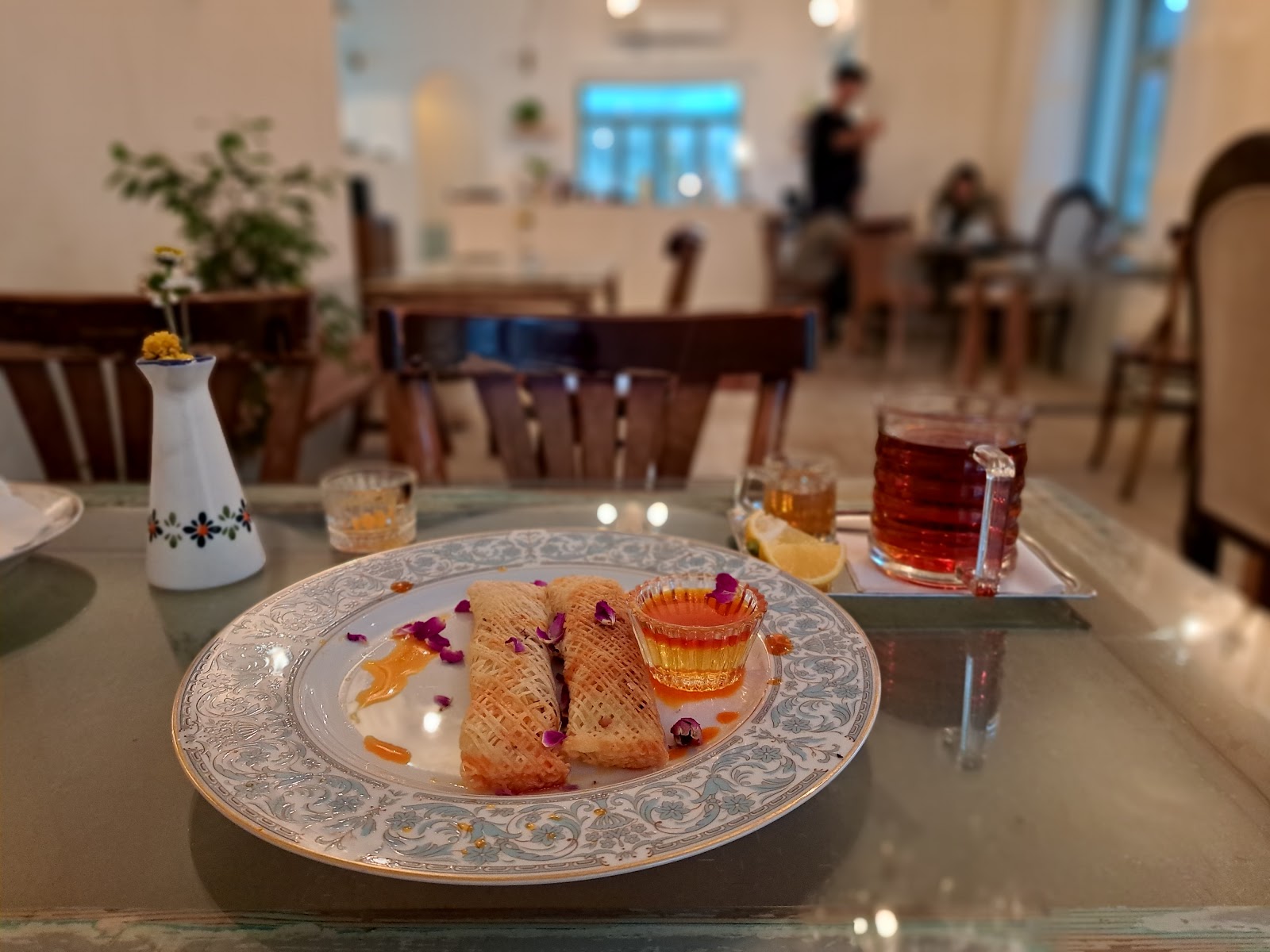 کافه حریر، تصویر ۲