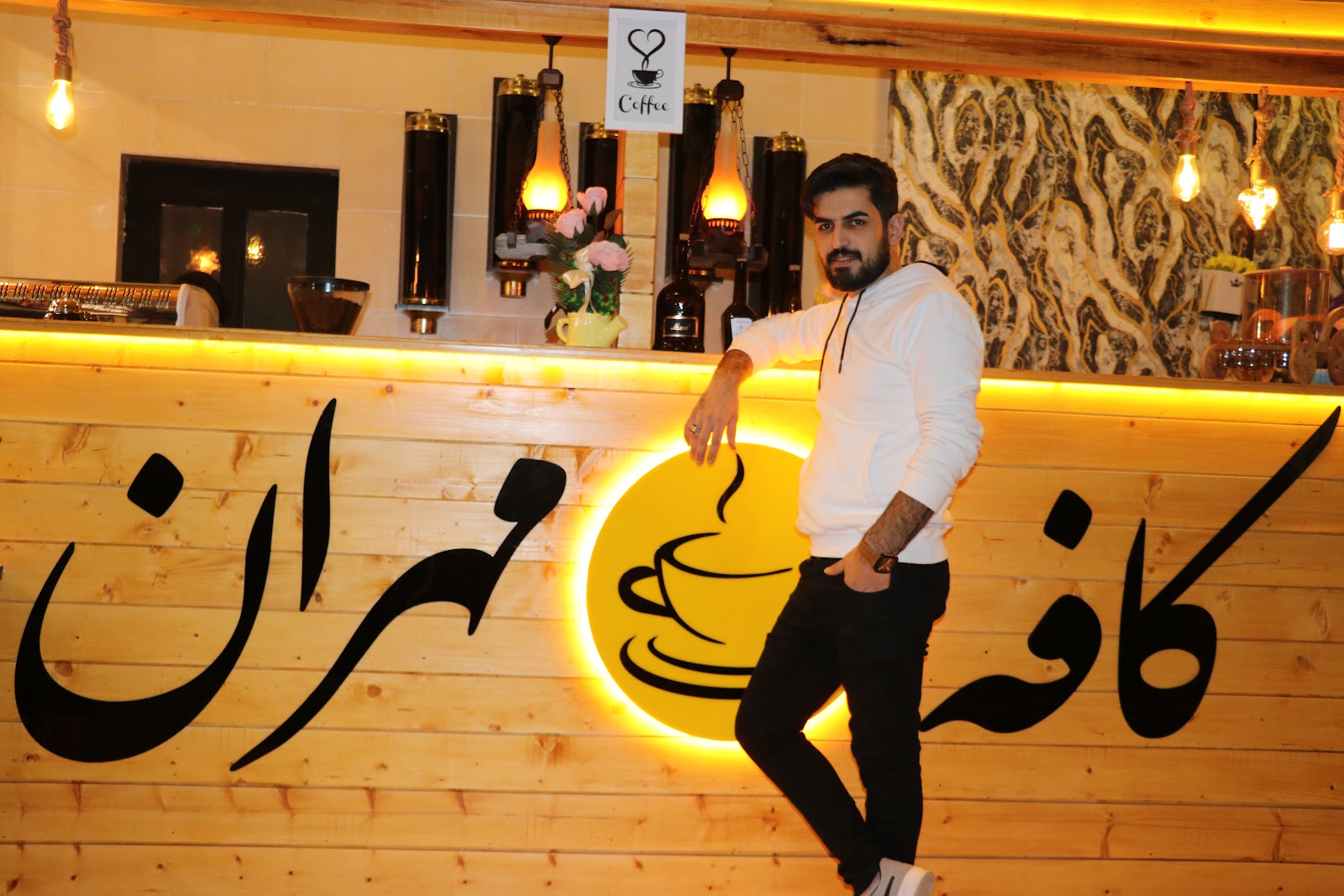 کافه مهران، تصویر ۳