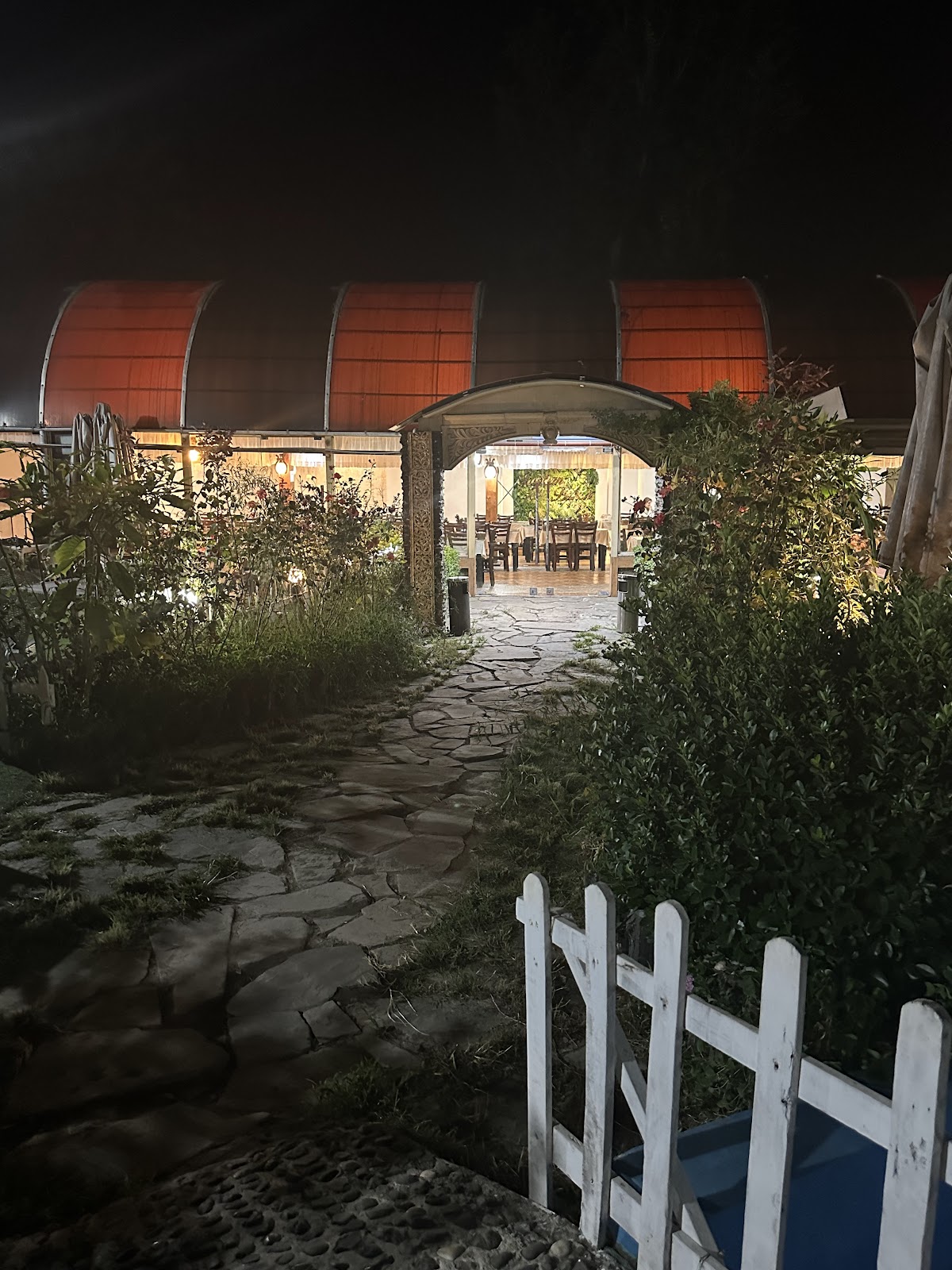 کافه رستوران روشن بهار، تصویر ۷