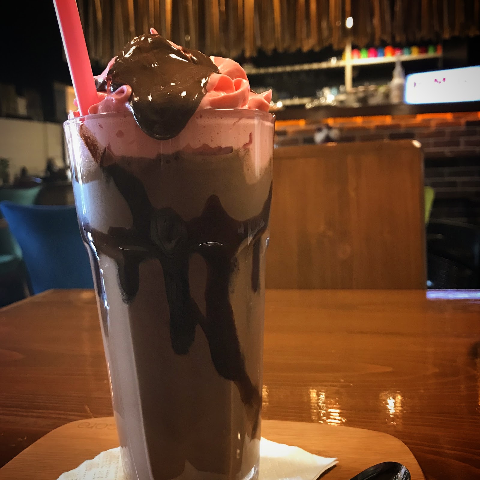 کافی شاپ روبرو، تصویر ۶