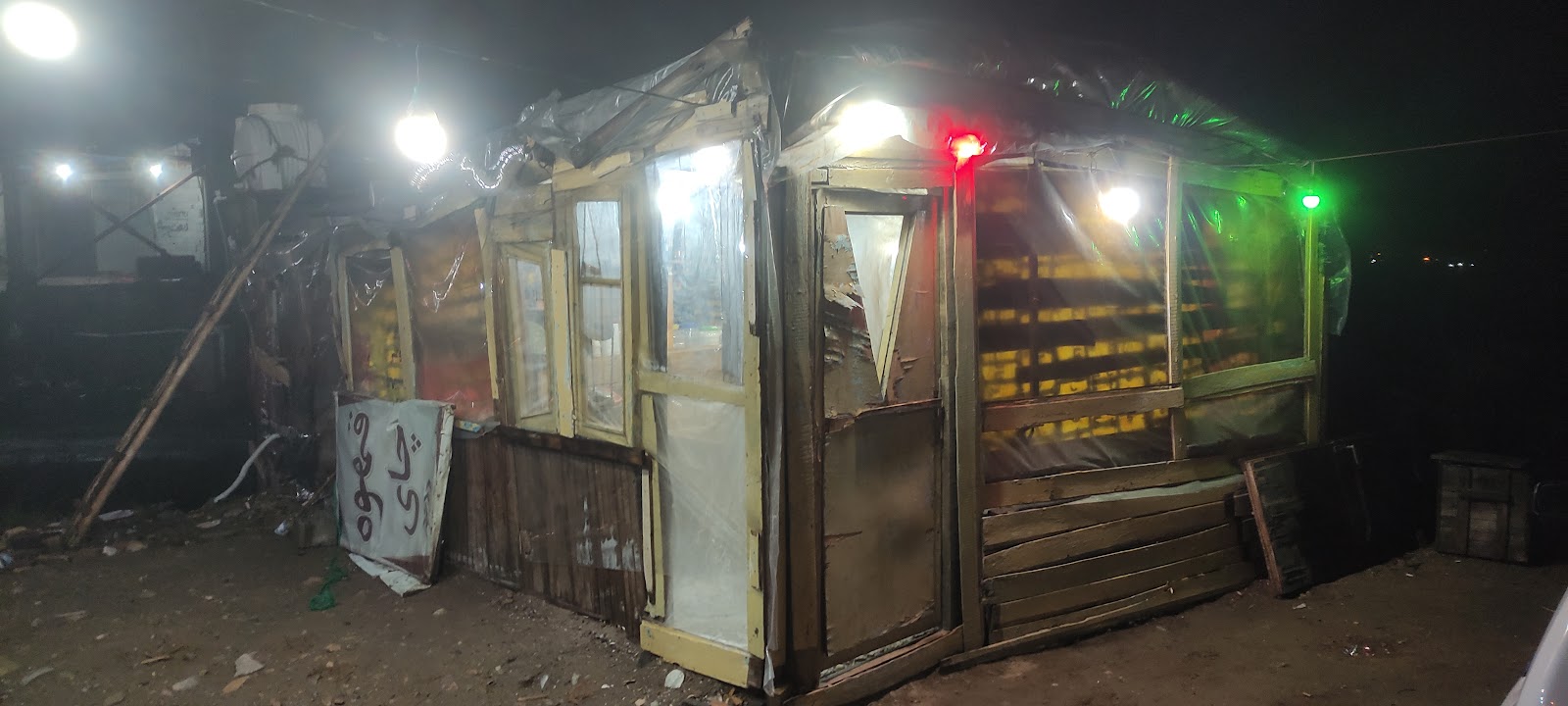 کافه نیکا، تصویر ۲
