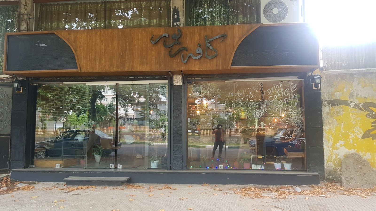 کافه ریور، تصویر ۲