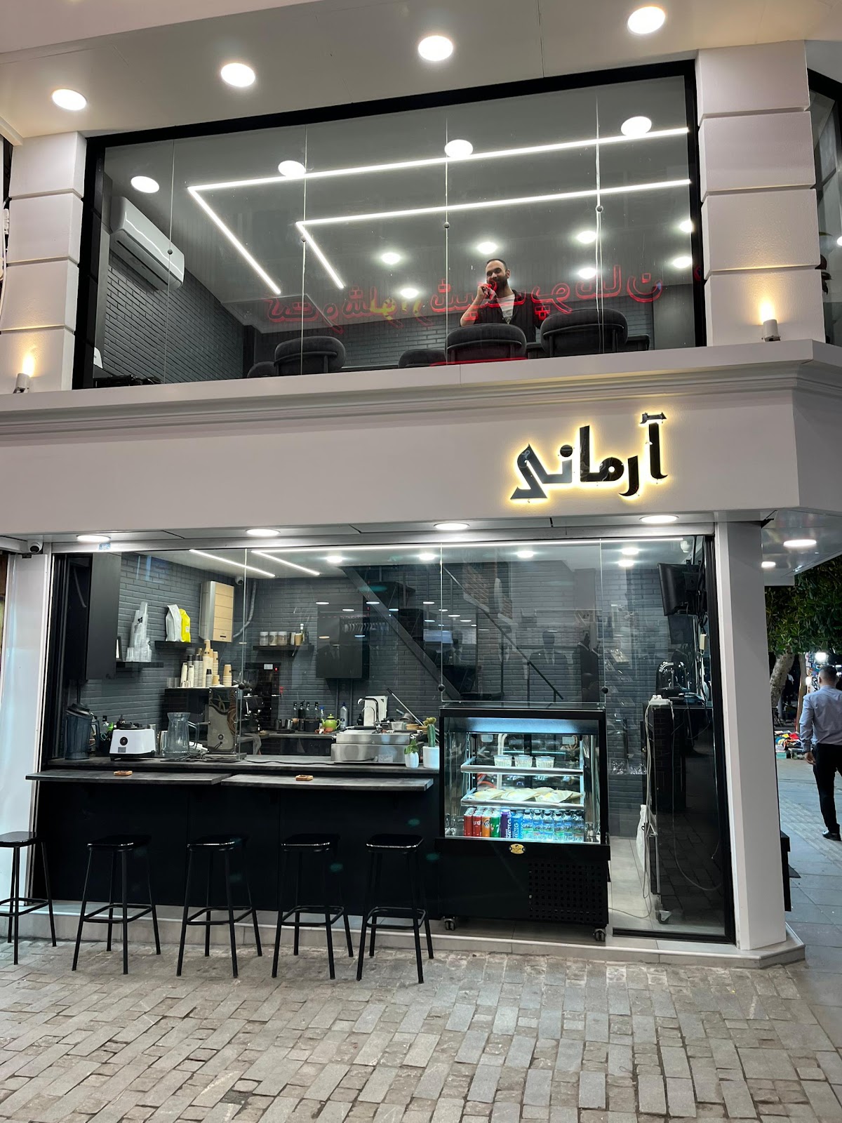 کافه آرمانی، تصویر ۵