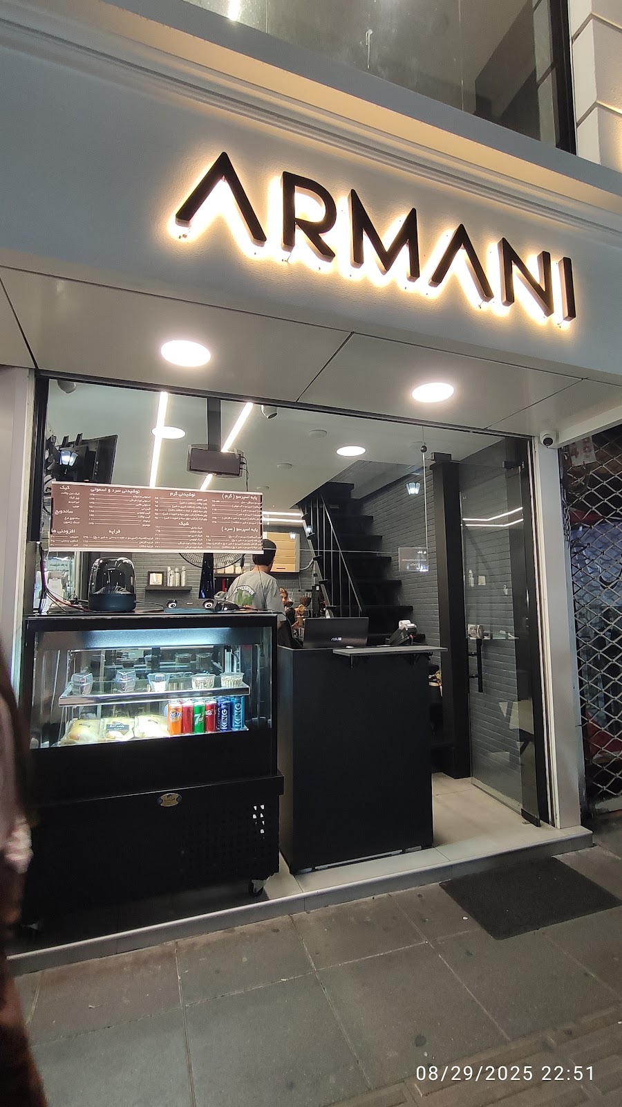 کافه آرمانی، تصویر ۷