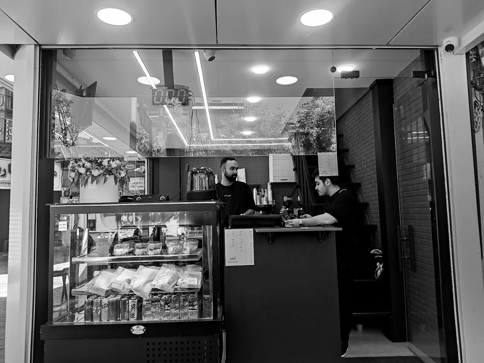 کافه آرمانی، تصویر ۸