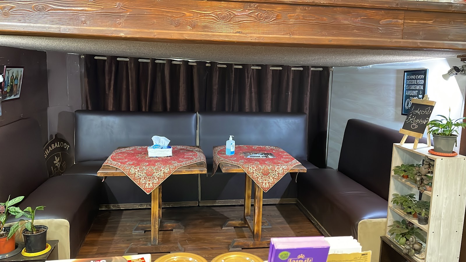 کافه گلابنوش، تصویر ۴