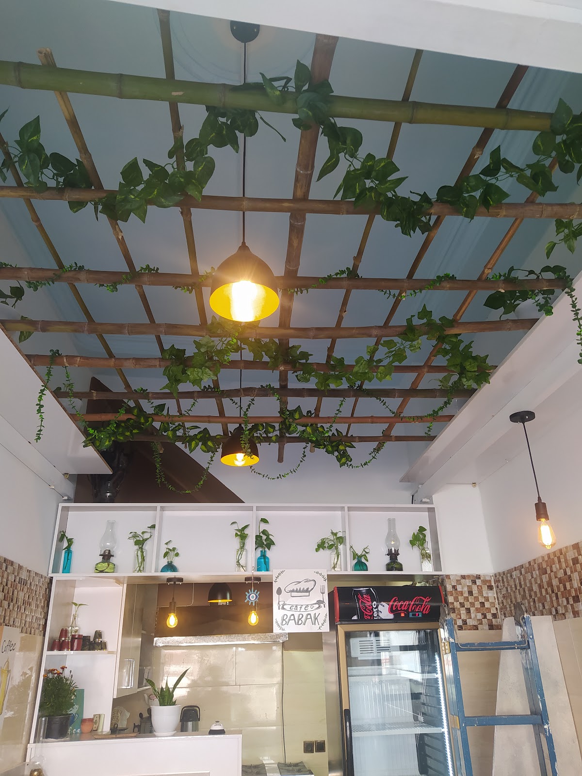 کافه بابک، تصویر ۲