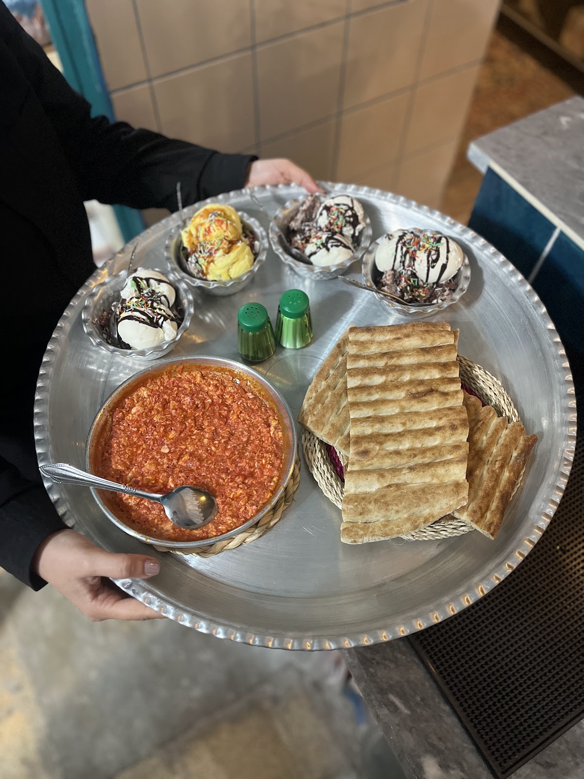 تی خانه، تصویر ۲