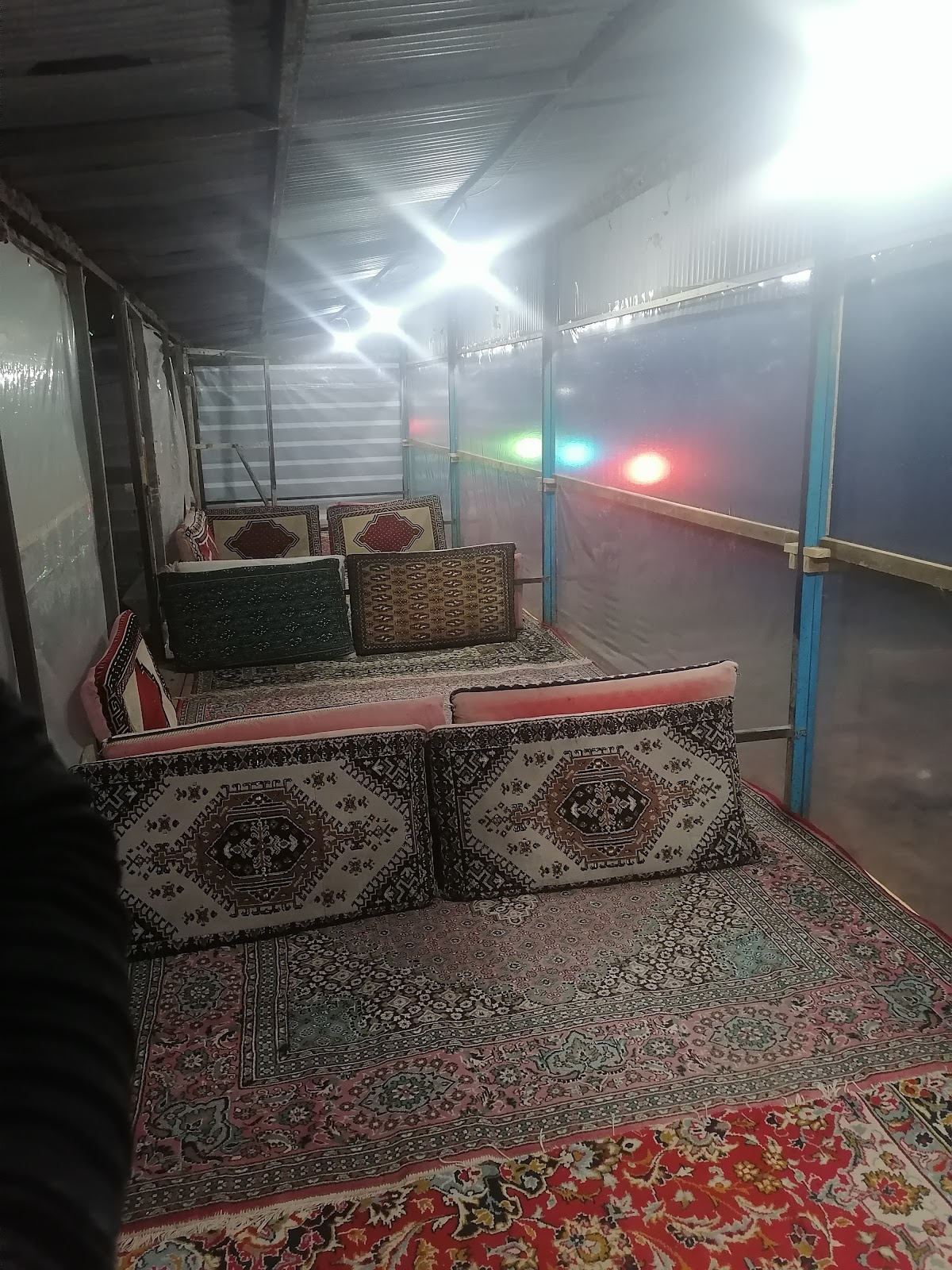 کافه ساحلی رنگین کمان، تصویر ۴