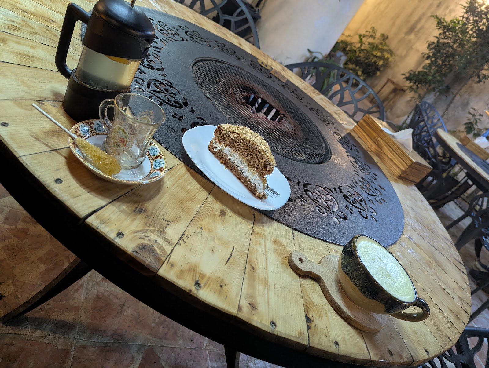 کافه آهیل، تصویر ۳