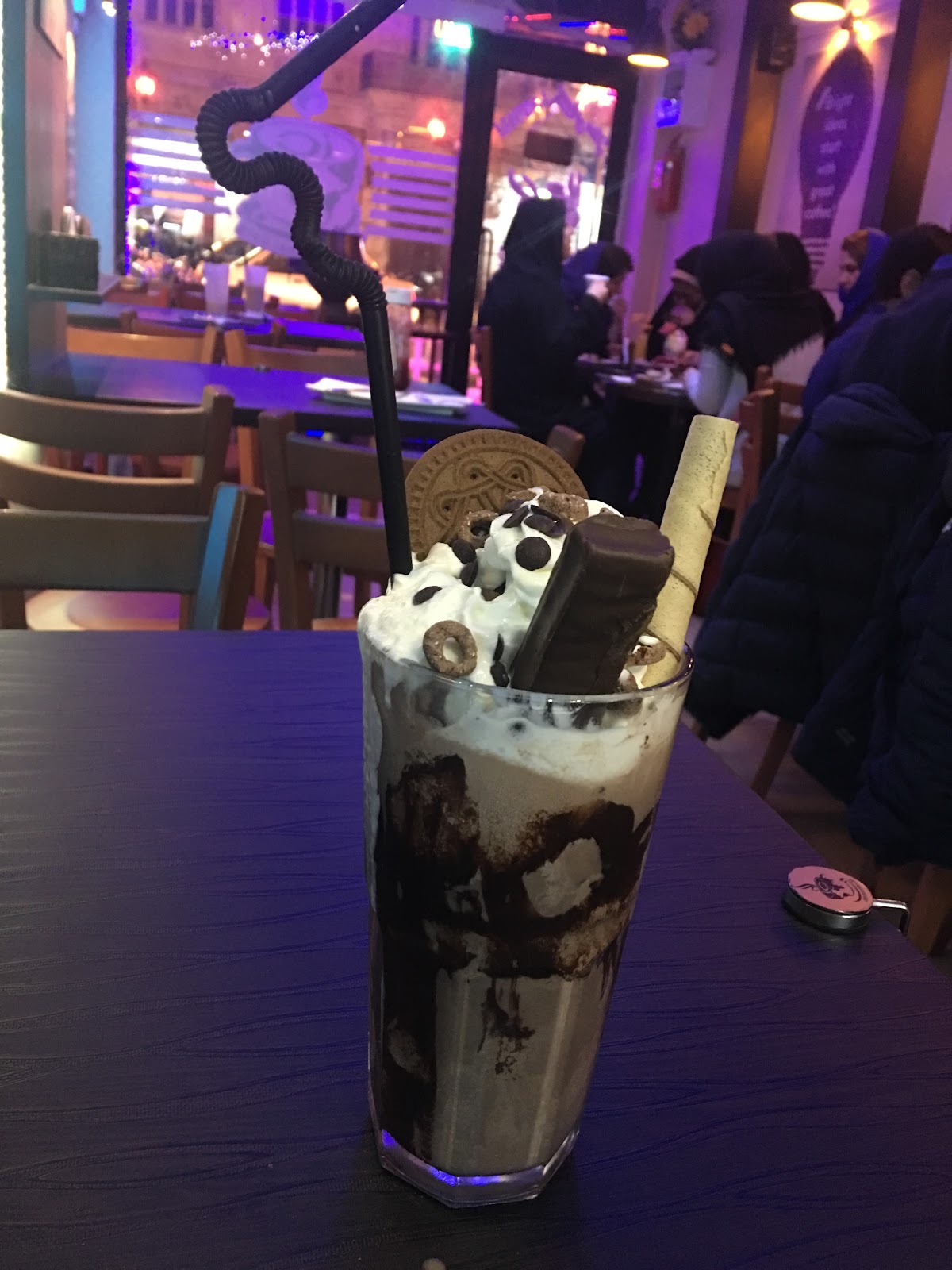کافه بین الملل، تصویر ۳