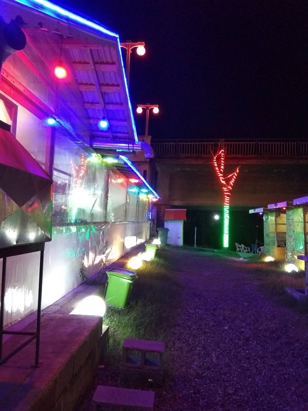 کافه دریادلان، تصویر ۵