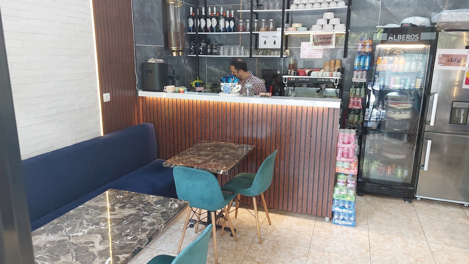 کافه گردو، تصویر ۵