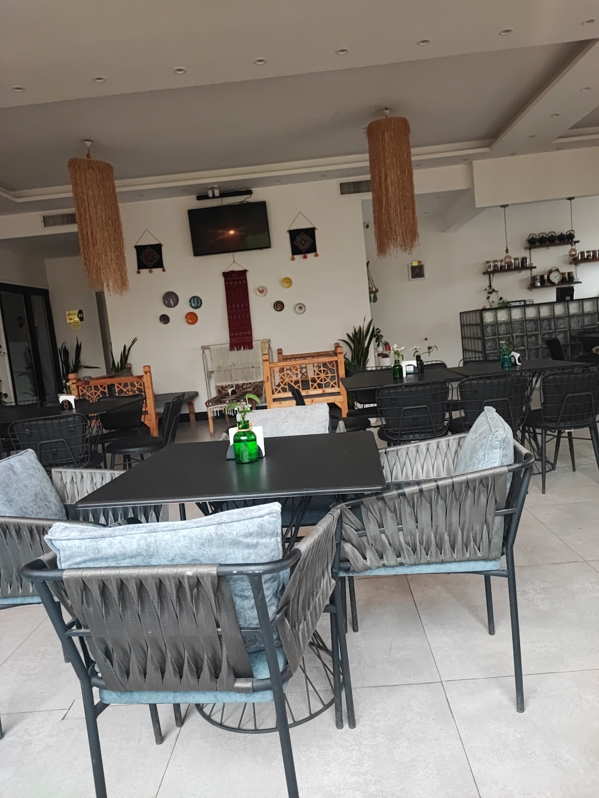 کافه هیل، تصویر ۲