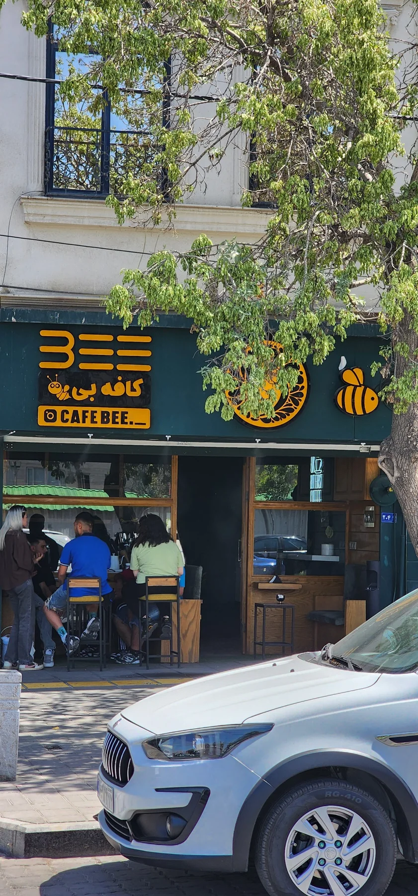 کافه بی، تصویر ۲